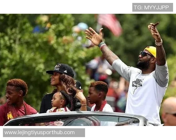 布莱斯分享詹姆斯全家福感恩瞬间幸福洋溢温馨家庭时光